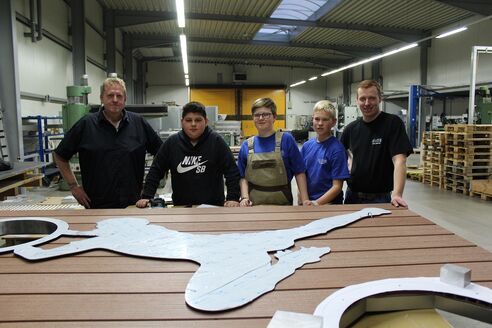 drei Schüler der GenerationenWerkstatt mit ihren Betreuern