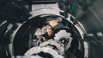 Ein Auszubildender beim Endtest einer PEXLINK-Extrusionslinie