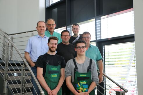 Jonas und Nikolai haben ihre Abschlusszeugnisse und Gesellenbriefe