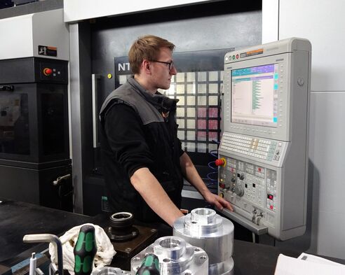 Simon hat eine Ausbildung zum Zerspanungsmechaniker absolviert