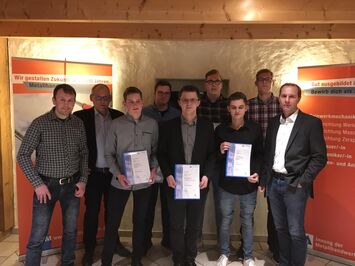 erfolgreiche Azubis: Die Feinwerkmechaniker: Timon Kuhlmann (19), Daniel Hackmann (20), Johannes Schmidt (20), Niklas Koch (20) und die Metallbauer: Philippe Lagemann (19) und Jan Schipper (20)