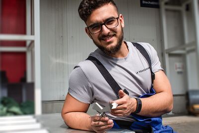Onur ist Azubi zum Feinwerkmechaniker bei Teledoor in Melle