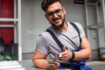 Onur ist Azubi zum Feinwerkmechaniker bei Teledoor in Melle
