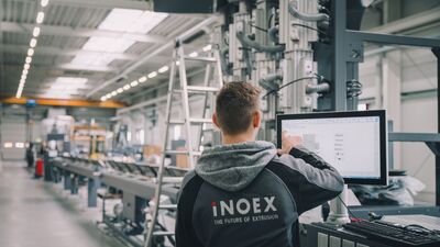 Ein Auszubildender beim Endtest einer PEXLINK-Extrusionslinie
