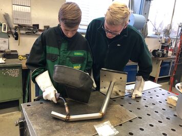 Schüler der IGS Melle in der Huning Generationenwerkstatt in Melle