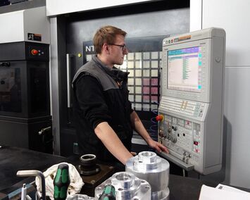 Simon hat eine Ausbildung zum Zerspanungsmechaniker absolviert